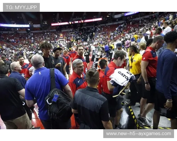 主队球场照明突发熄灭，比赛被迫中断